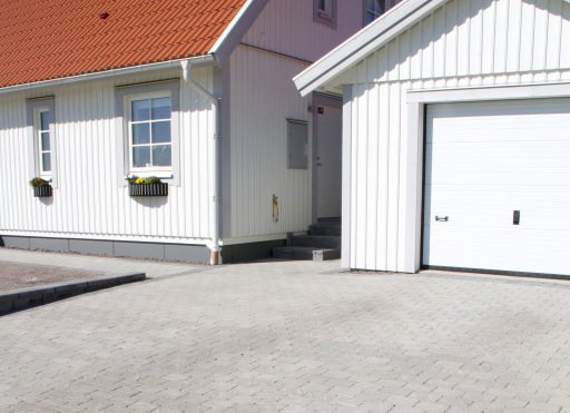 Nyläggning av stenbelagd garageuppfart. Södertälje Rosenlund.