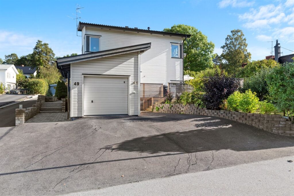 Nyläggning av marksten till garageuppfart. Botkyrka Eriksberg